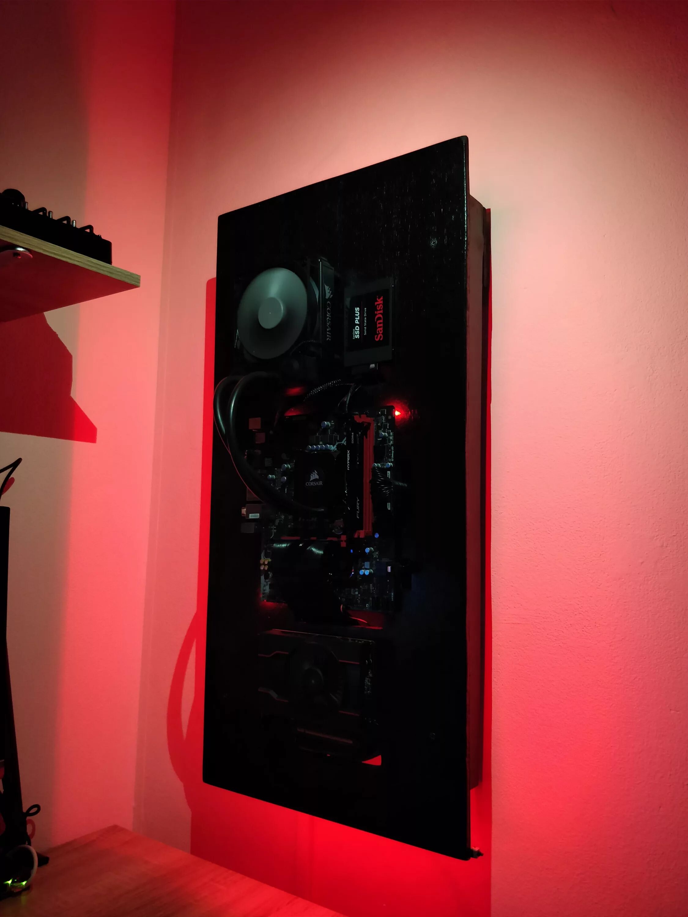 Wallmount PC Case. PC Wall Mounted Case. Настенный ПК. ПК ну стене.