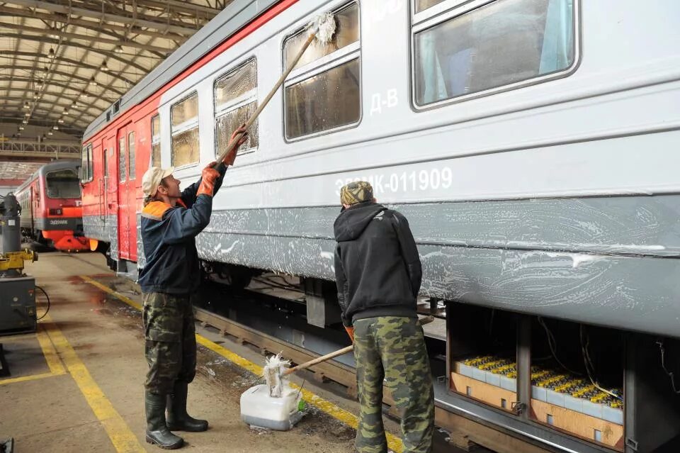 Экипировщик пассажирских вагонов. Экипировщик вагонов РЖД. Мойка вагонов РЖД. Мойщик экипировщик пассажирских вагонов.