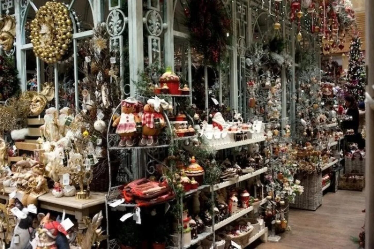 синие новогодние шары. елочные шары гжель. рождественские украшения для витрин. украшение елки шариками. синий елочный шар.