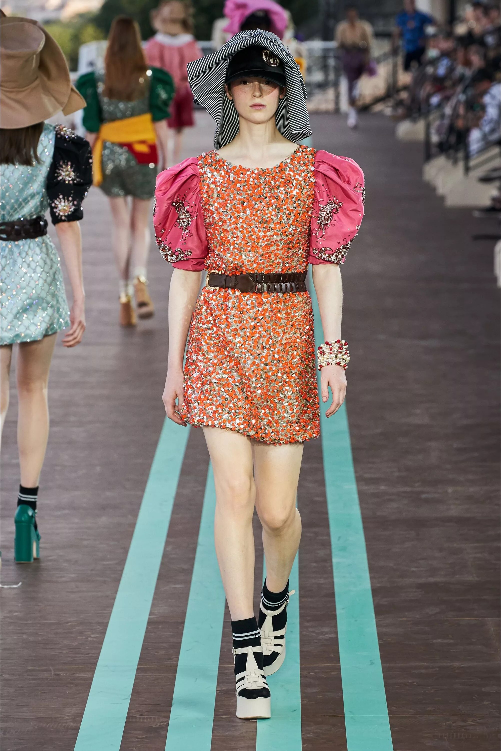 Миу миу показ. Miu miu 2025. miu miu показ 2025. miu miu 2010. миу миу одежда.