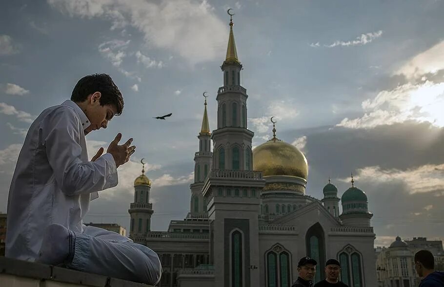 Парень в мечети. Мечеть и Церковь рядом. Люди в мечети. Жизнь мусульман в россии