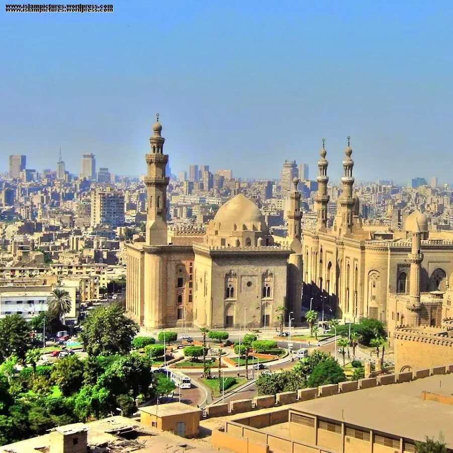 Каир Египет. Исламский Каир ЮНЕСКО. Мичетьв Каире на закате. Пирамиды на фоне мечети Каир.