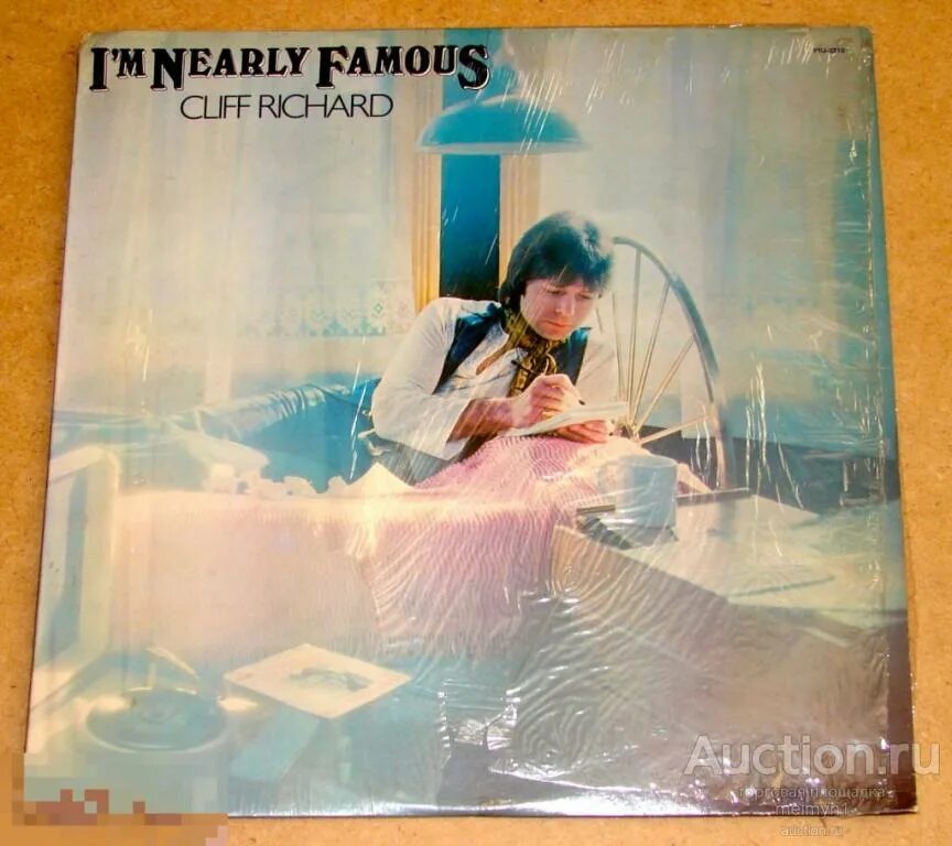 Фото cliff richard -im nearly famous. Nearly famous. Cliff richard 2023. Nearly famous. Emi пластинки.