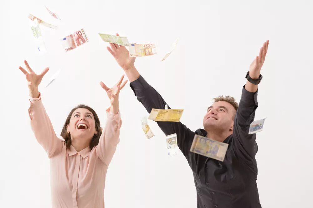 ловлю деньги. ловлю деньги. деньги сыпятся с неба. сачком ловит деньги. поймай деньги.