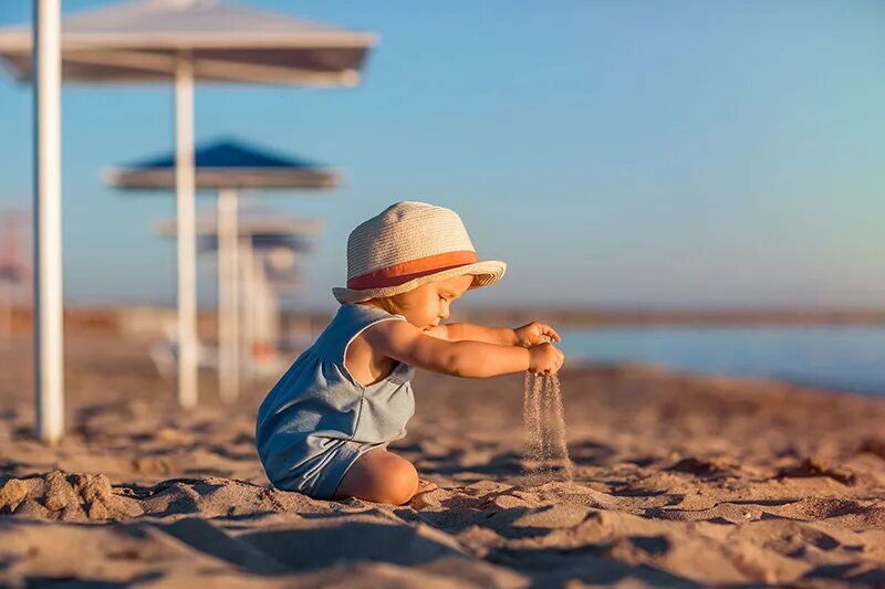 Лето дети море. Дети играют летом. Дети на море. Малыш на пляже. Дети на пляже на песке.