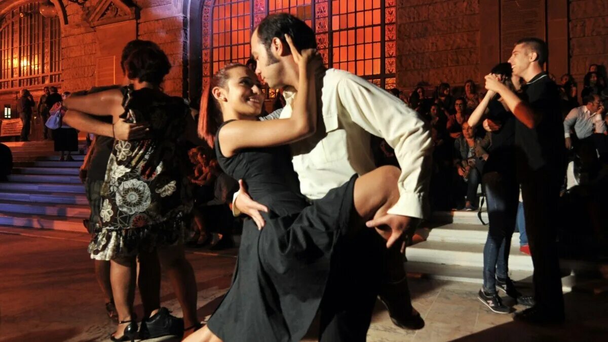 Мы танцуем танго пьем. Буэнос Айрес танго. Танго Буэнос Айрес милонги. Буэнос-Айрес Аргентина танго. Аргентинское танго на улице Буэнос-Айреса.