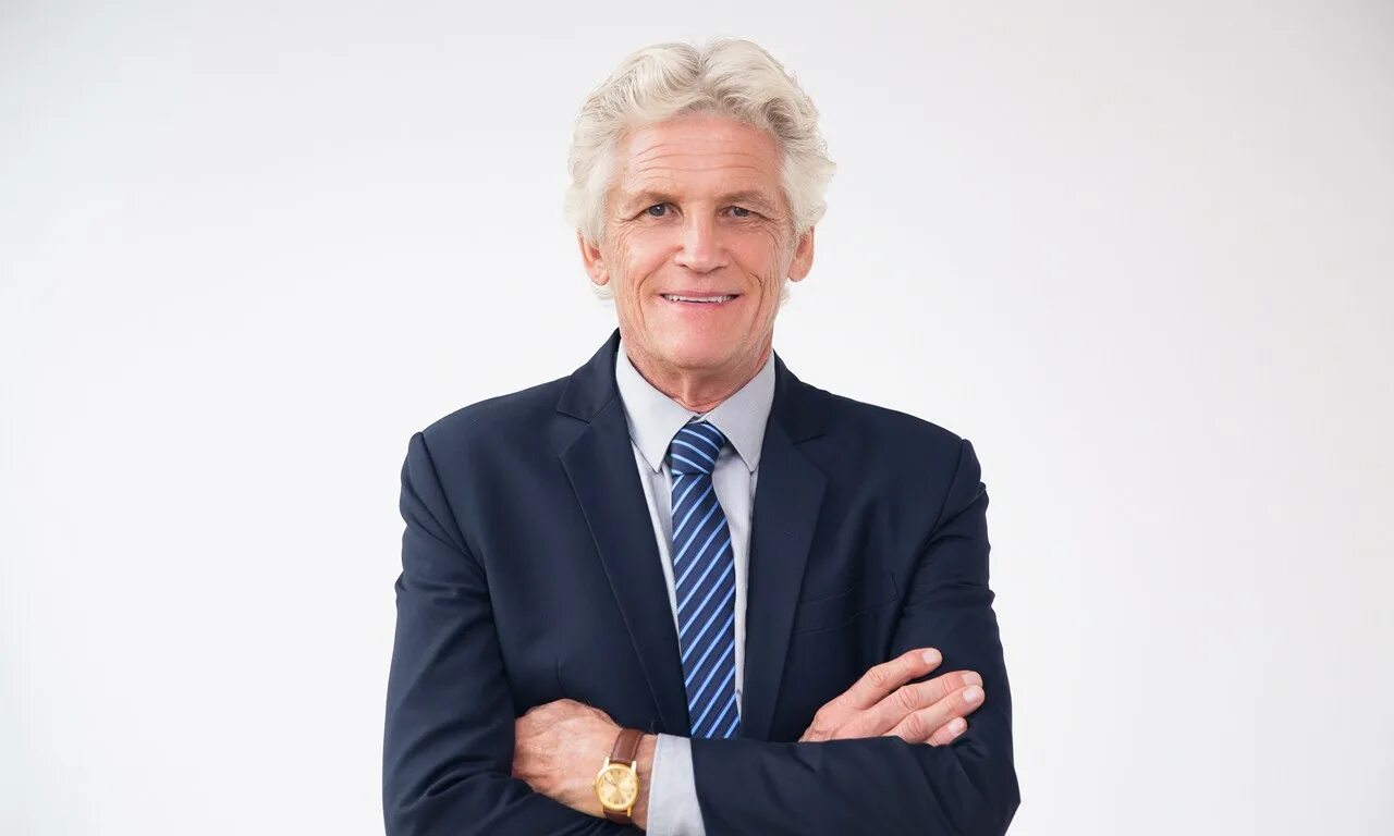 Пожилой бизнесмен. Пенсионер бизнесмен. Пожилой мужчина за компьютером. Старик бизнесмен. Седой мужчина за компьютером.