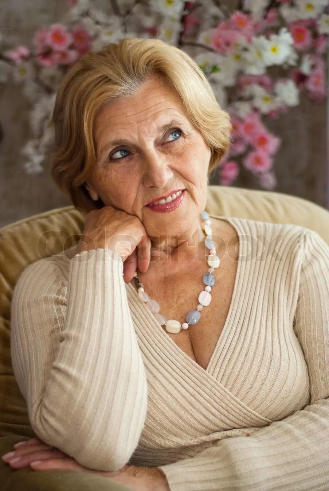 взрослая женщина. галереи зрелых. красивые тетки в возрасте. тетя немка. грудастые женщины в возрасте.