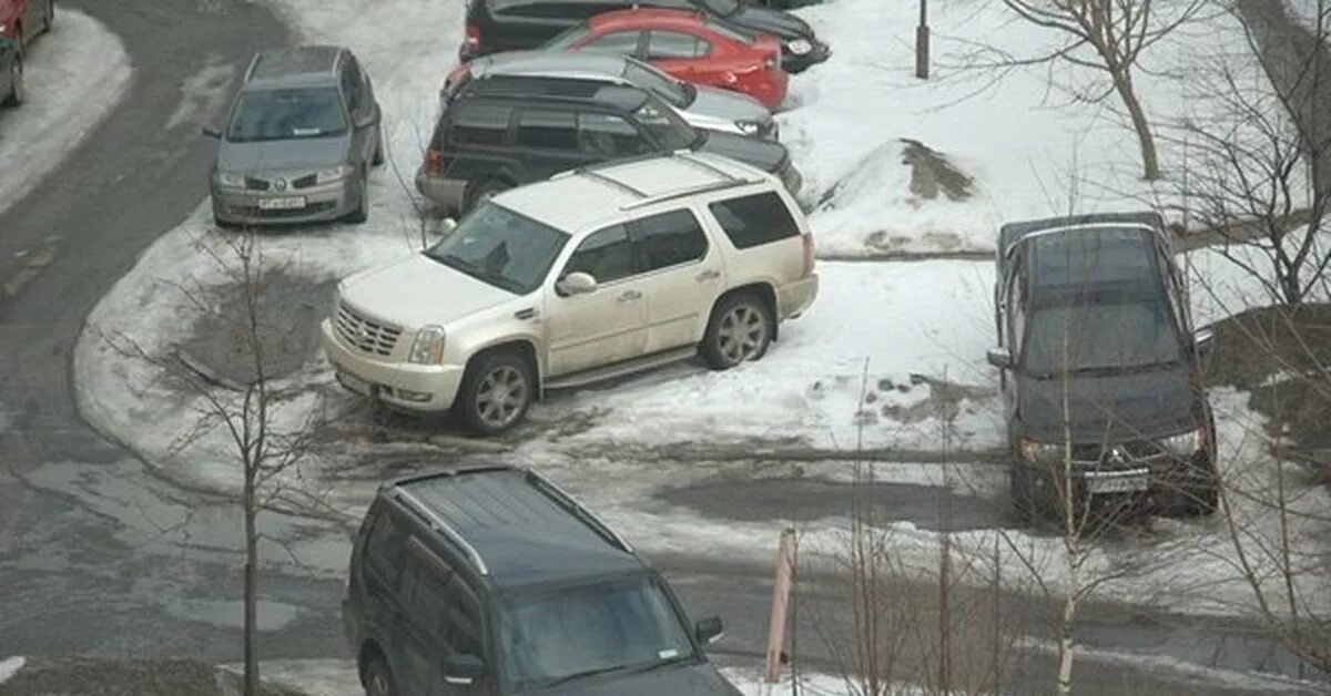 Сообщить о машине во дворе. Парковка на газоне зимой. автомобиль во дворе. машины припаркованы зима. машина на парковке зима.