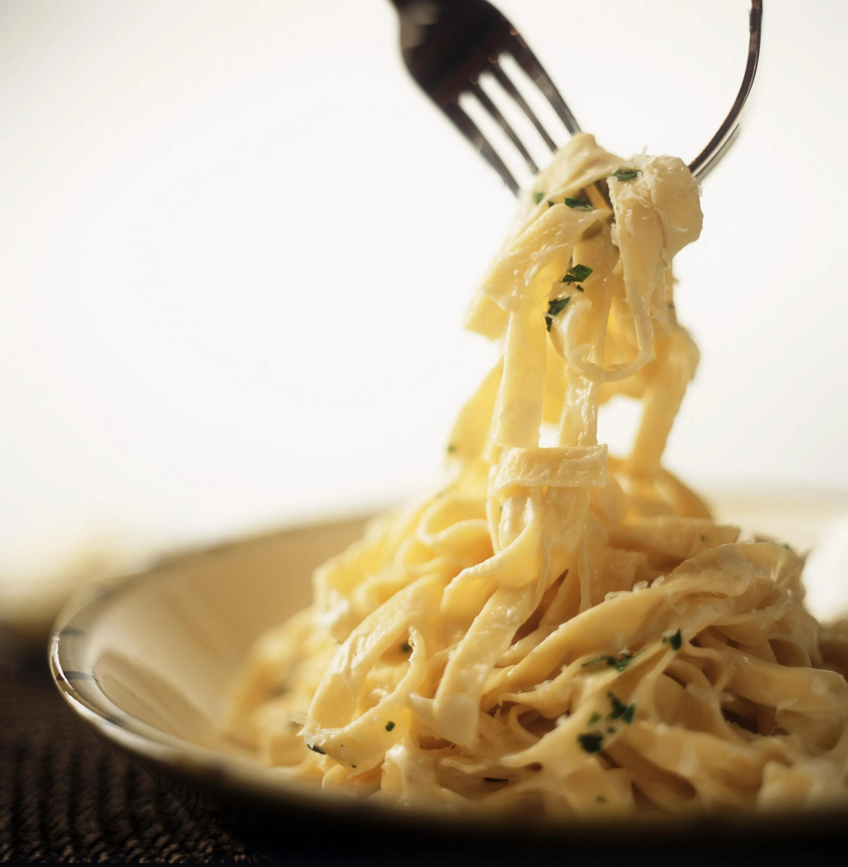 Лапша в сливках. Феттуччине Альфредо. Паста Fettuccine Alfredo. Альфредо фетучини паста. Феттучине (Fettuccine).