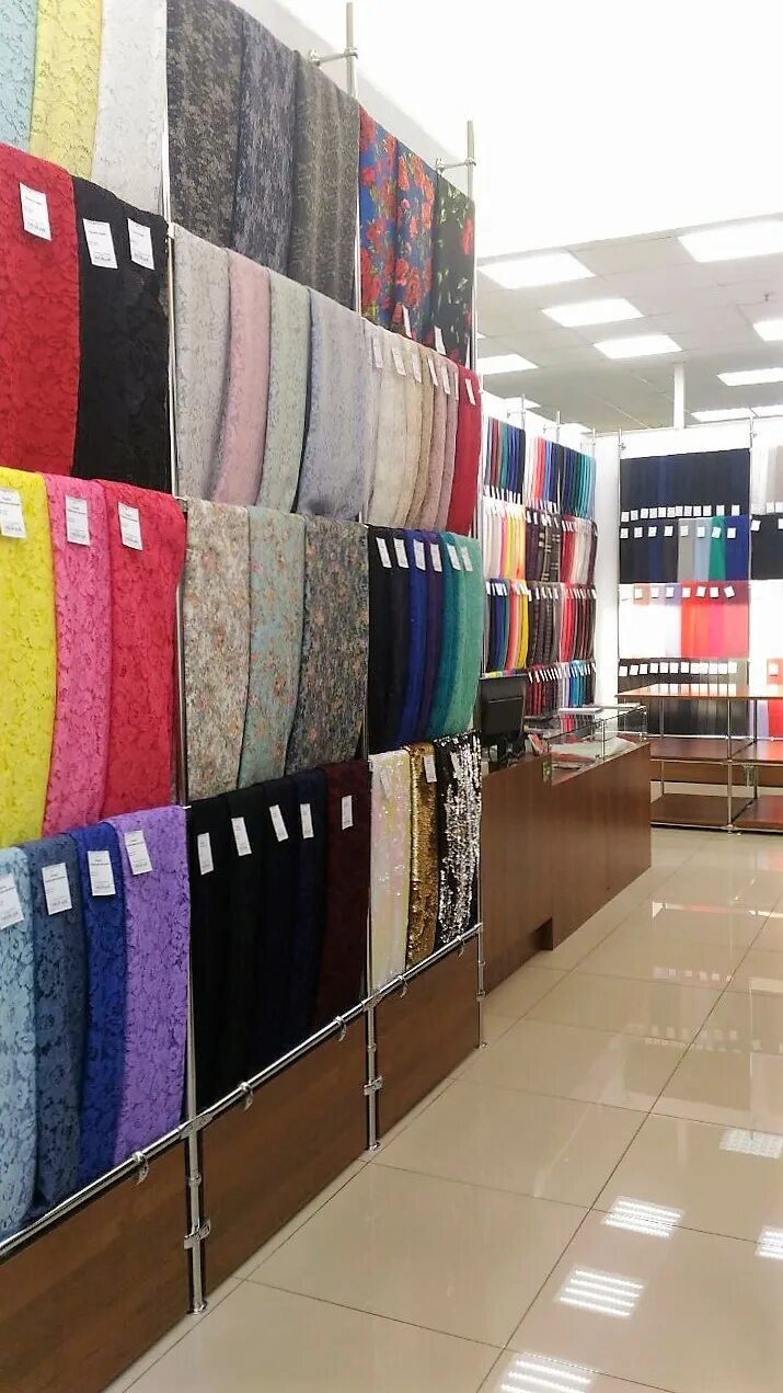 Стол для магазина тканей. Магазин ткани г. Ткани таганский ряд екатеринбург. Интерьер магазина тканей. Самый большой магазин тканей в москве.