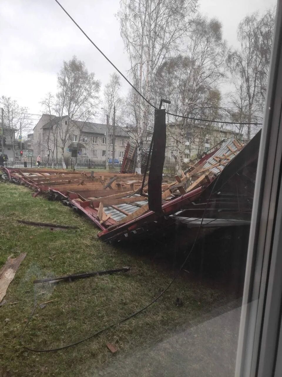 Ураган в Слюдянке. Снесло крышу ветром. Слюдянка крышу сорвало. Ураган в Слюдянке Иркутск. Сорвало крышу ветром