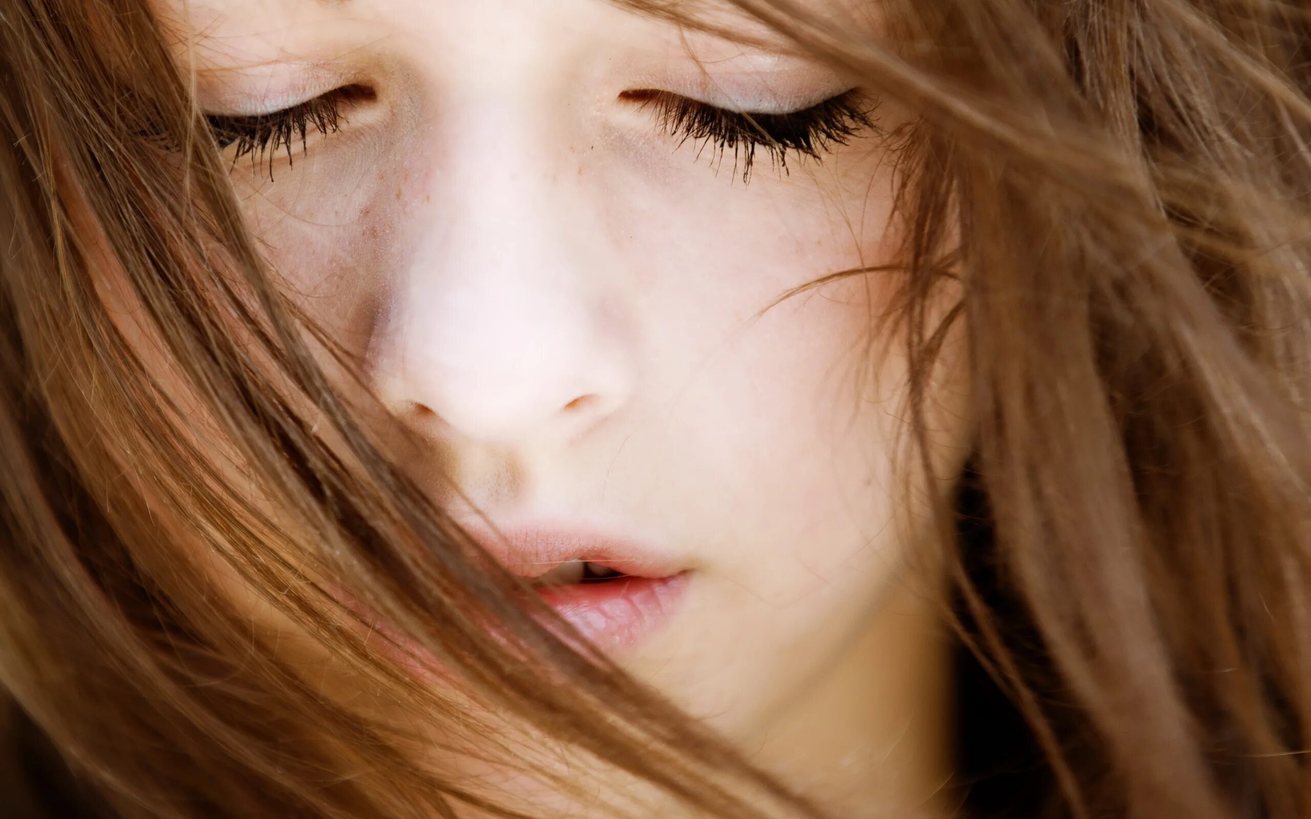 девушка с прикрытыми глазами. девушка закрыла глаза картинки. девушка закрыла глаза картинки. девушка закрыла глаза картинки. девушка закрыла глаза.