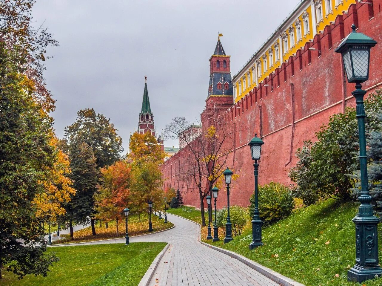 Сады московского кремля. Александровский сад Москва. Москва красная площадь Александровский сад. Александровский сад Москва 19 век. Александровский сад Москва осенью.