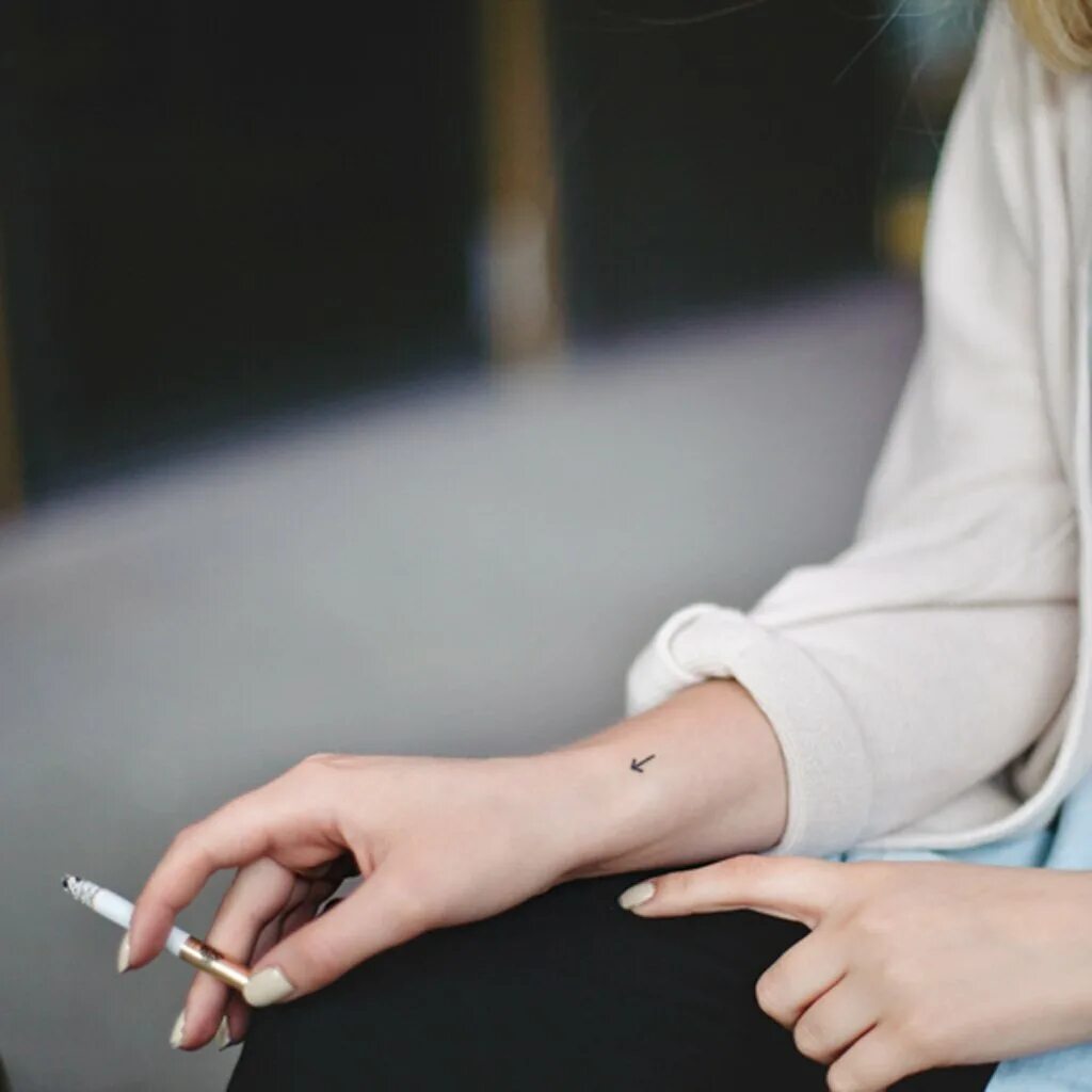 миниатюрные тату. татуировки для девушек маленькие. маленькие тату для девушек. тату на запястье для девушек маленькие со смыслом. миниатюрные руки девушки.