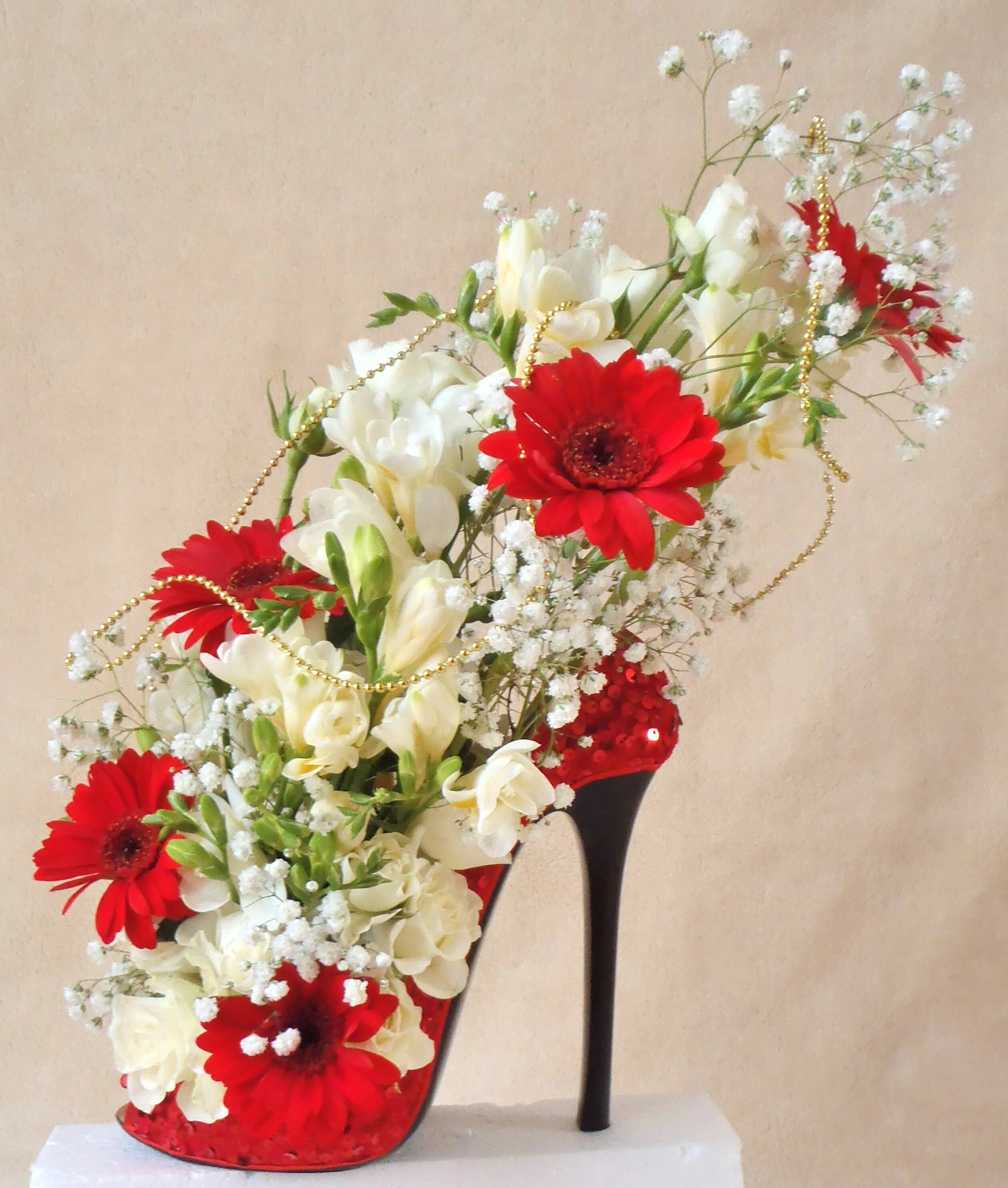 Цветы бологое. Стоматология ул. Розы с хризантемами в коробке. Жд станция бологое. Бологое фото города.