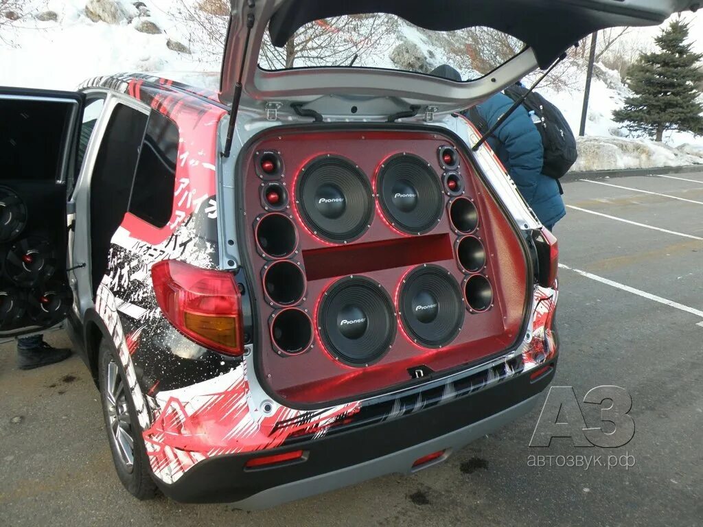 акустика в машину. сабвуфер в машину. минивэн альфард автозвук. динамики. басе аудиосистема.