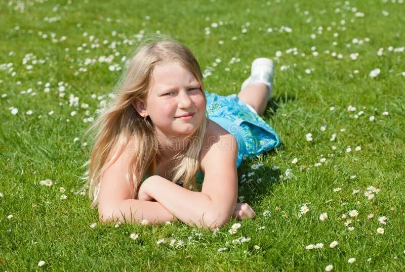 Small blonde teens. Десятилетняя девочка на траве. Подросток лежит на траве. Маленькая лежит на траве. Girl lying on grass.