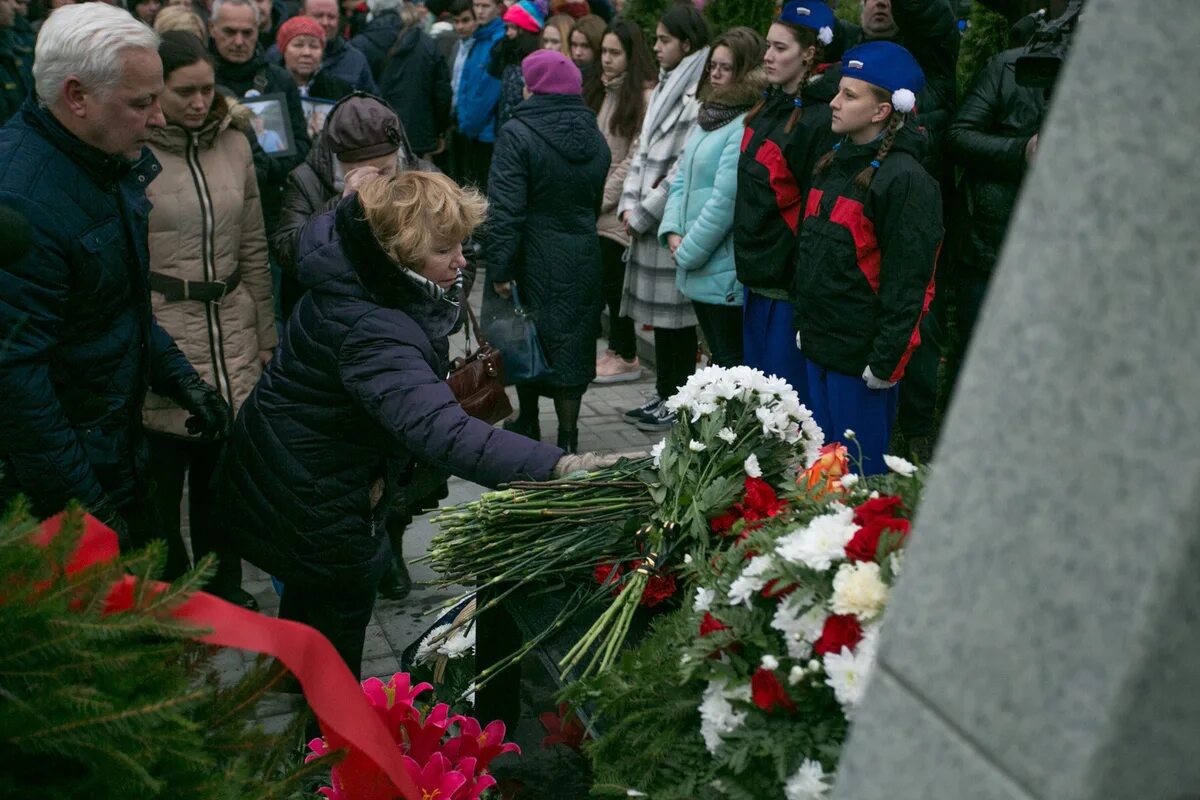 Родственники погибших в москве. Похороны погибших в авиакатастрофе. Памятник жертвам авиакатастрофы. Могилы погибших в авиакатастрофе. Памятники жертвам катастрофы самолета.