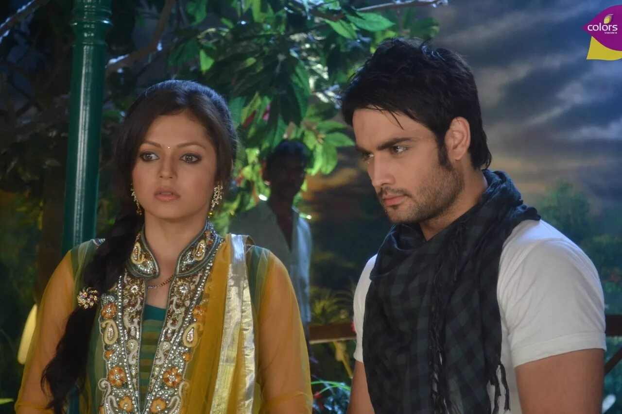 На одном дыхании индийский. Сериал мадхубала 107. На одном дыхании индийский. На одном дыхании индийский. Асад согласие.