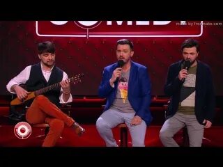 Камеди играл на гитаре. Камеди играл на гитаре