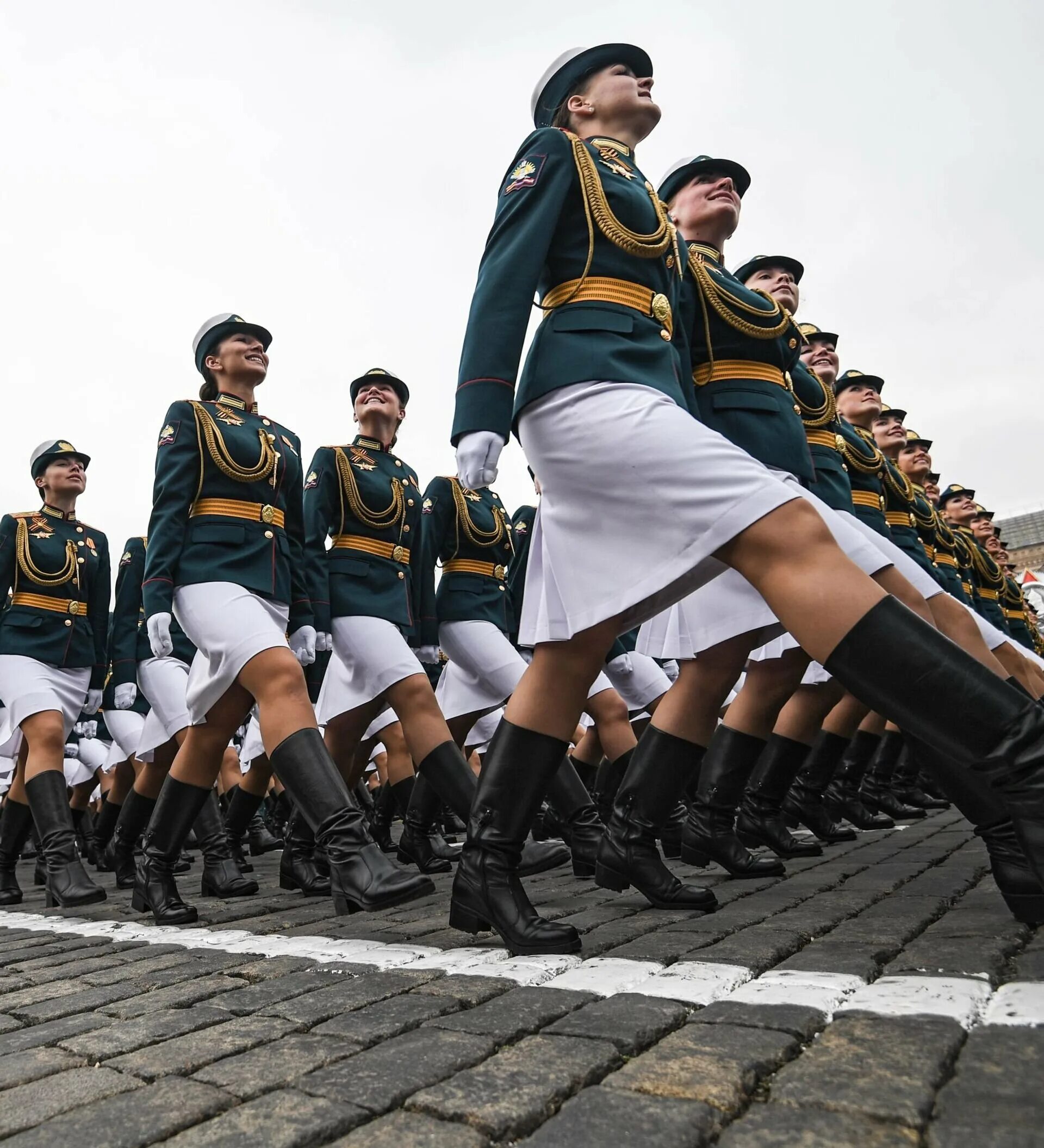 Зачем парад. Женщины на параде. Военный парад. Женщины на параде Победы. Девочка на параде Победы.