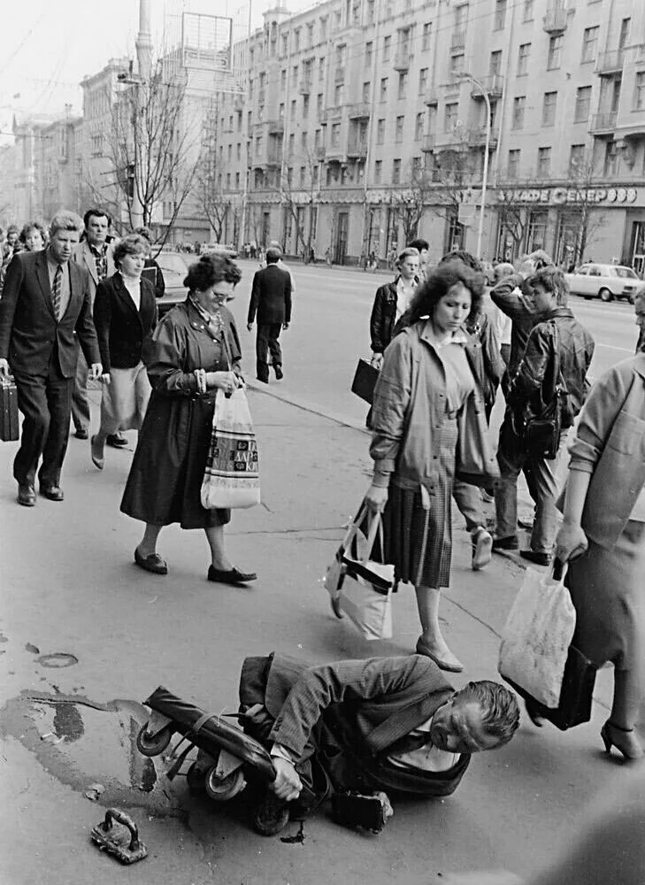Фотография 1988 года. Москва конца 80-х. Люди на улице СССР. Советские люди улицы. Послевоенная жизнь.