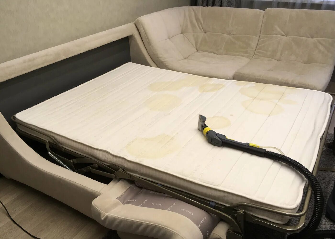 Чистка матрасов. Химчистка детского матраса. Чистка матрасов иннополис. Химчистка матраса до и после. Химчистка матраса.