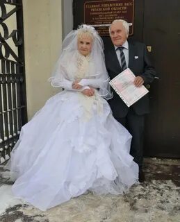 Женится на старых женщинах