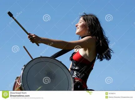 фото около платье барабанит играть выразительной девушки средневековый. изо...