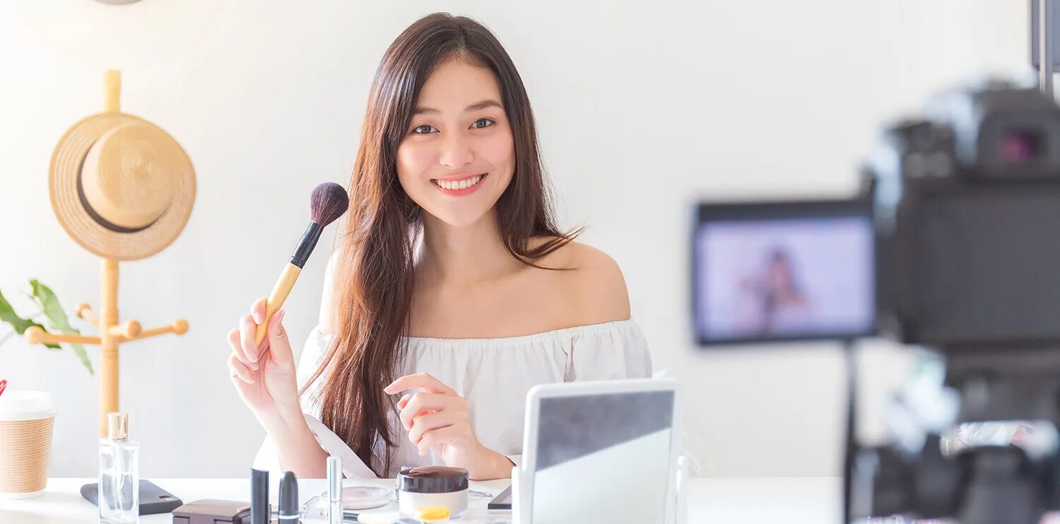 Digital influencers. Beauty influencer. Инфлюенс бьюти логотип. Бьюти инфлюенсер. Девушка блогер перед камерой.