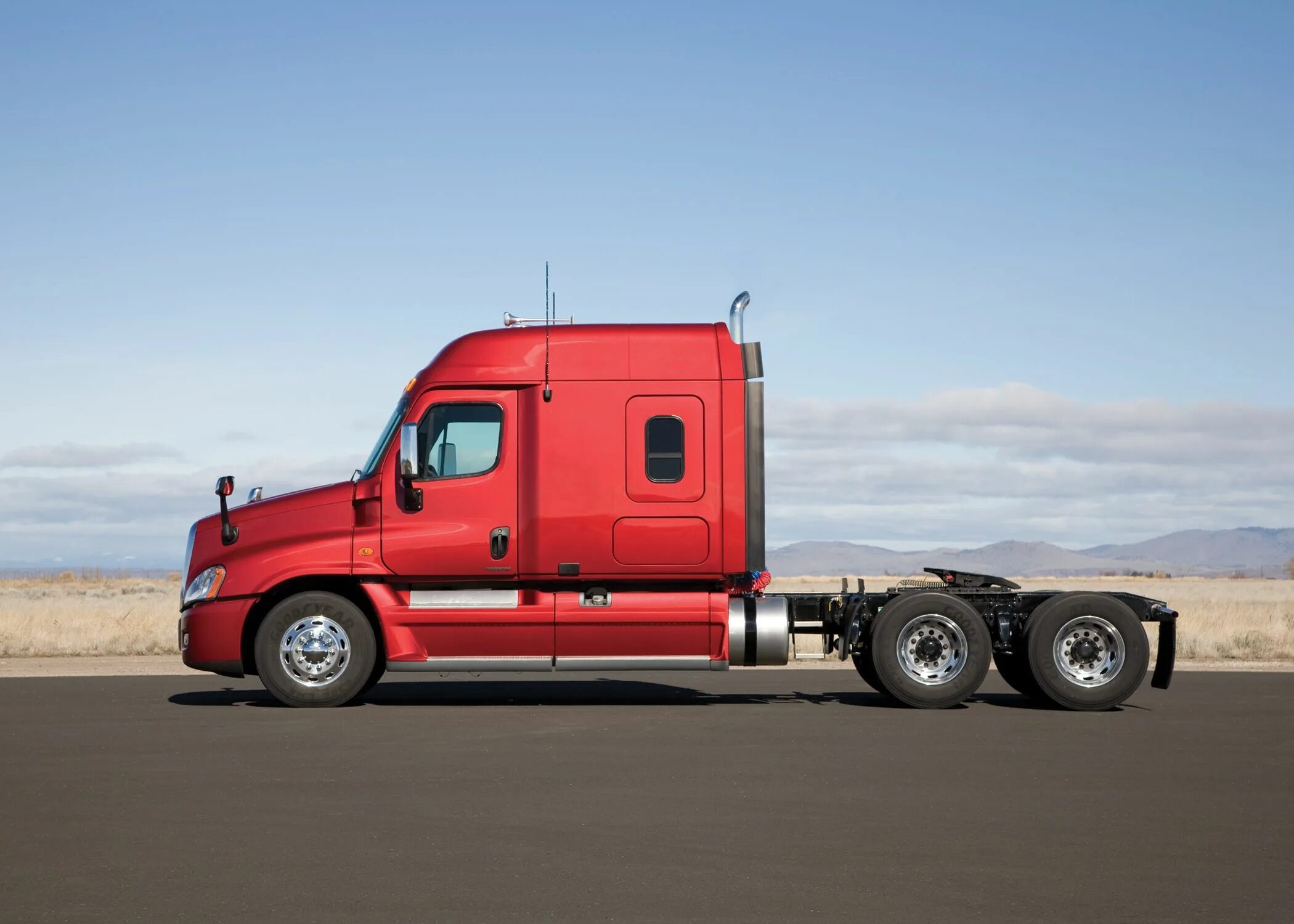 Грузовик трак Фредлайнер. Трак freightliner Cascadia. Тягач Фредлайнер сбоку. Freightliner вид сбоку.