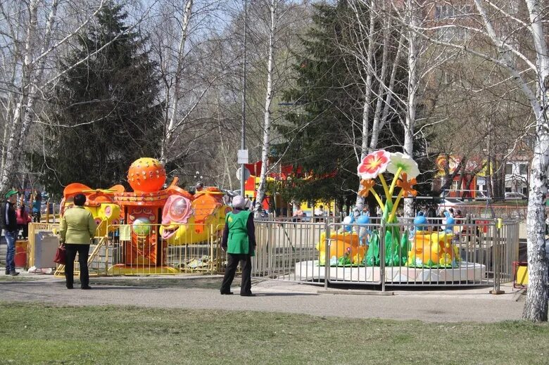 Солнечный городок Томск парк аттракционов. Парк Солнечный Томск. Детский парк на Южной Томск. Городской парк Томск аттракционы.