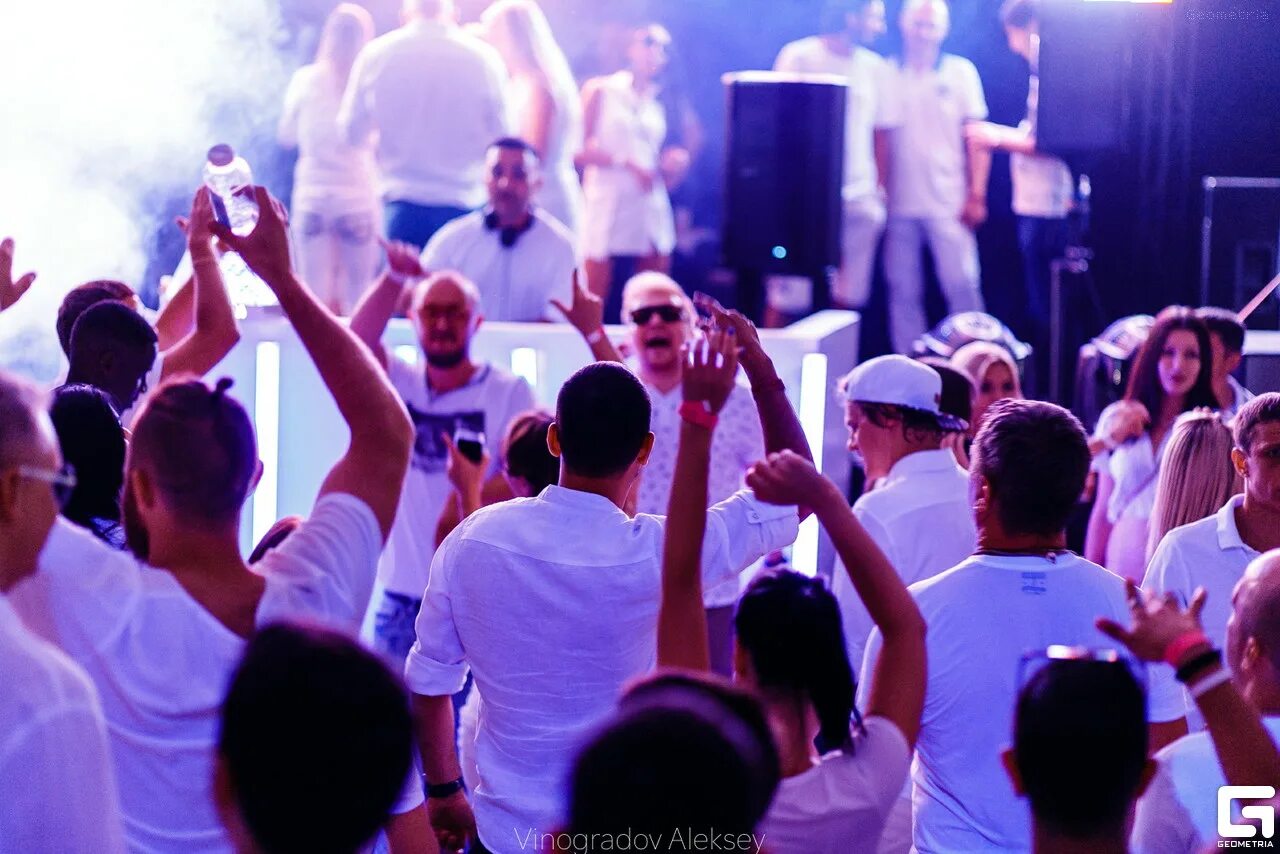 White party sensation 2022. White party sensation 2022. White night картинка. Белая вечеринка в тольятти 2024. Тематическая вечеринка в белом стиле.