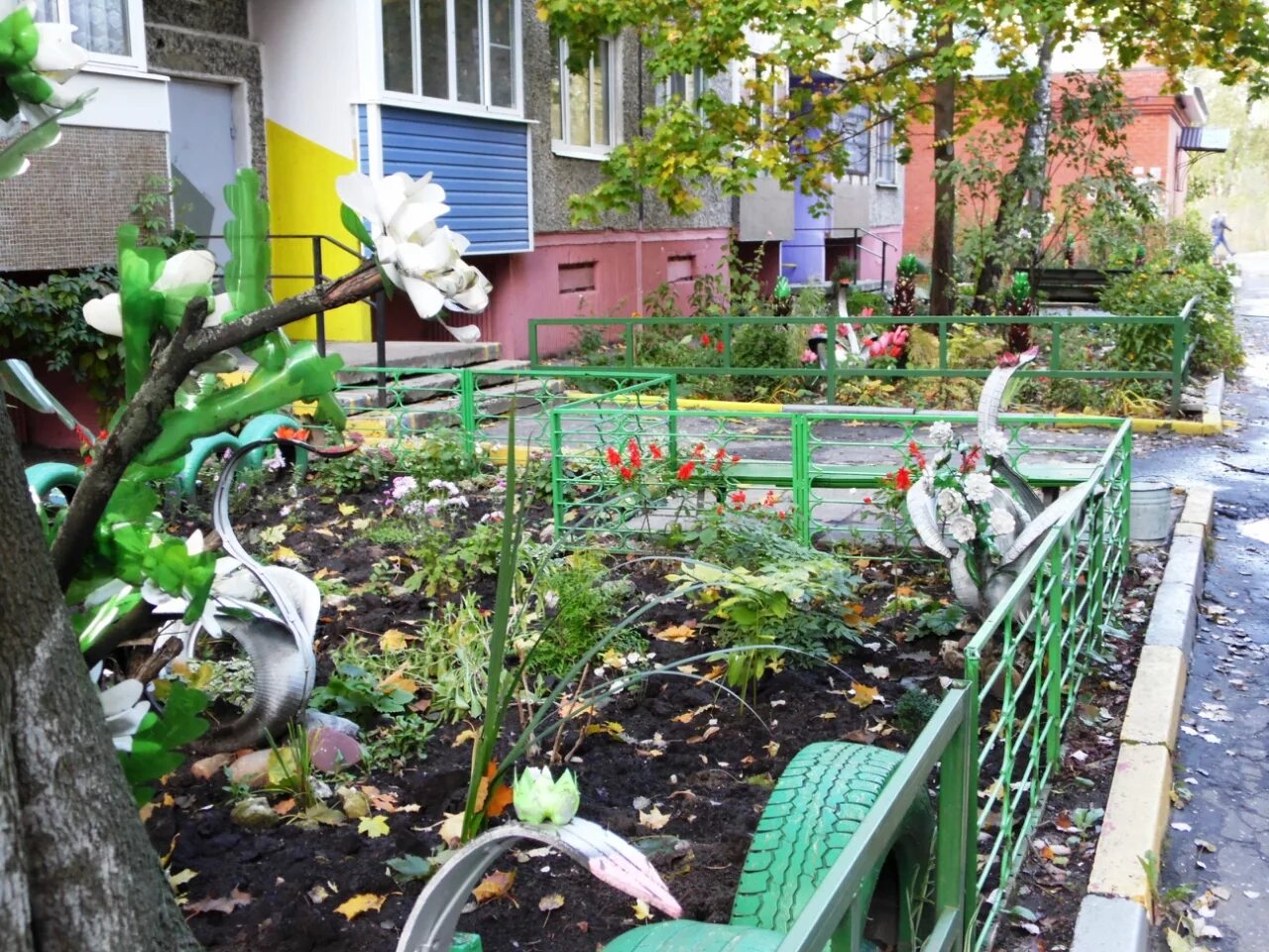 Палисадник в городе. Палисадник возле мкд. клумба у подъезда. клумбы возле подъезда. украсить у подъезда клумбы.