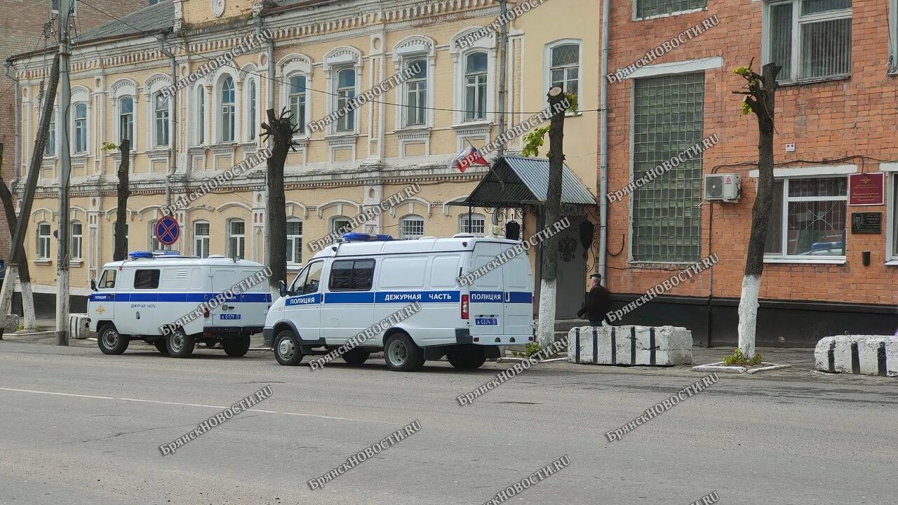 Полиция новозыбков. Новозыбкове службы. Нововозыбков старый центр. Новозыбков брянская область. Здание офицерского собрания.