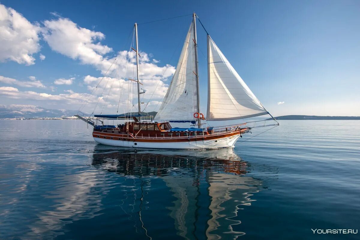 В жаркое летнее время парусным морским судам. Парусная яхта “Gulet”. Парусная яхта шхуна. Парусная яхта Финикия. Яхта Гамильтон.