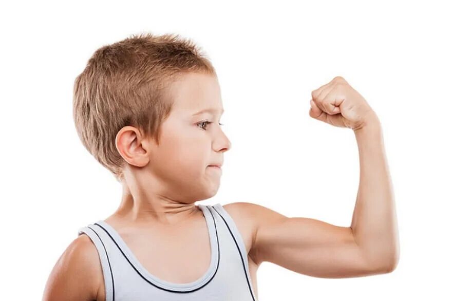 Сильный крепкий мальчик. Сильный мальчик. Бицепс ребенка. Мускулы подростка. Мальчик показывает мышцы.