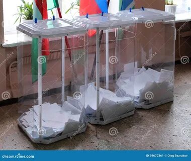 Девушка залила урну с избирательными бюллетенями