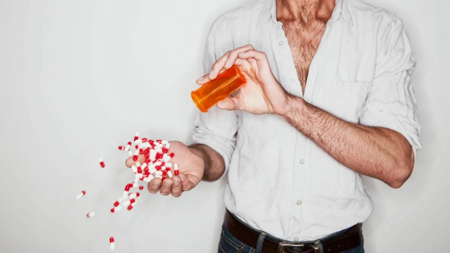 Антидепрессанты лекарства. Золотая пилюля. Wrong pills. Медицинская капсула. Таблетки для женщин.