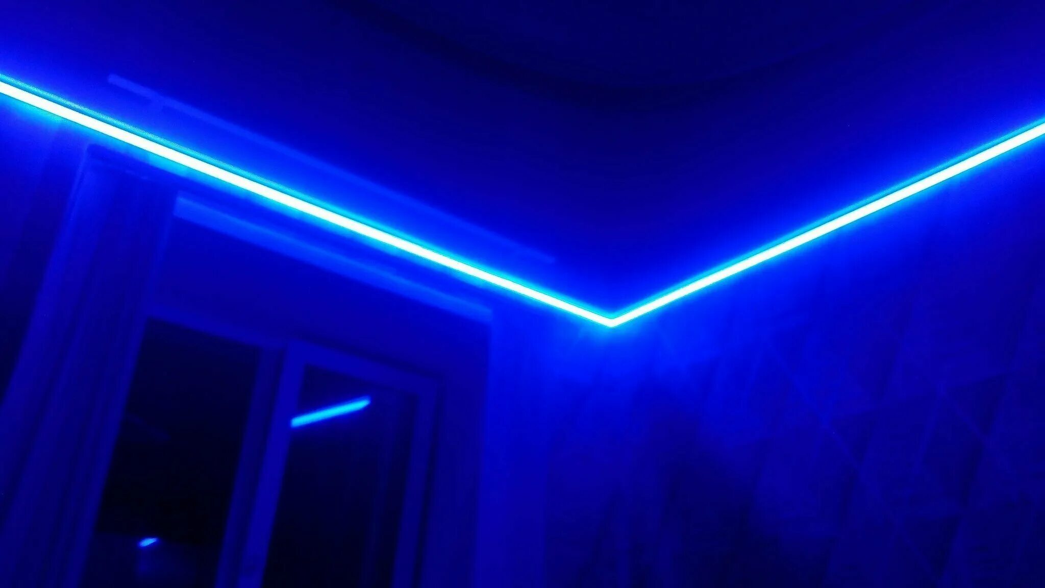 Синяя подсветка для комнаты. Неоновая подсветка в интерьере. Подсветка лед ргб. Ргб лента в комнате. Светодиоды в жизни.