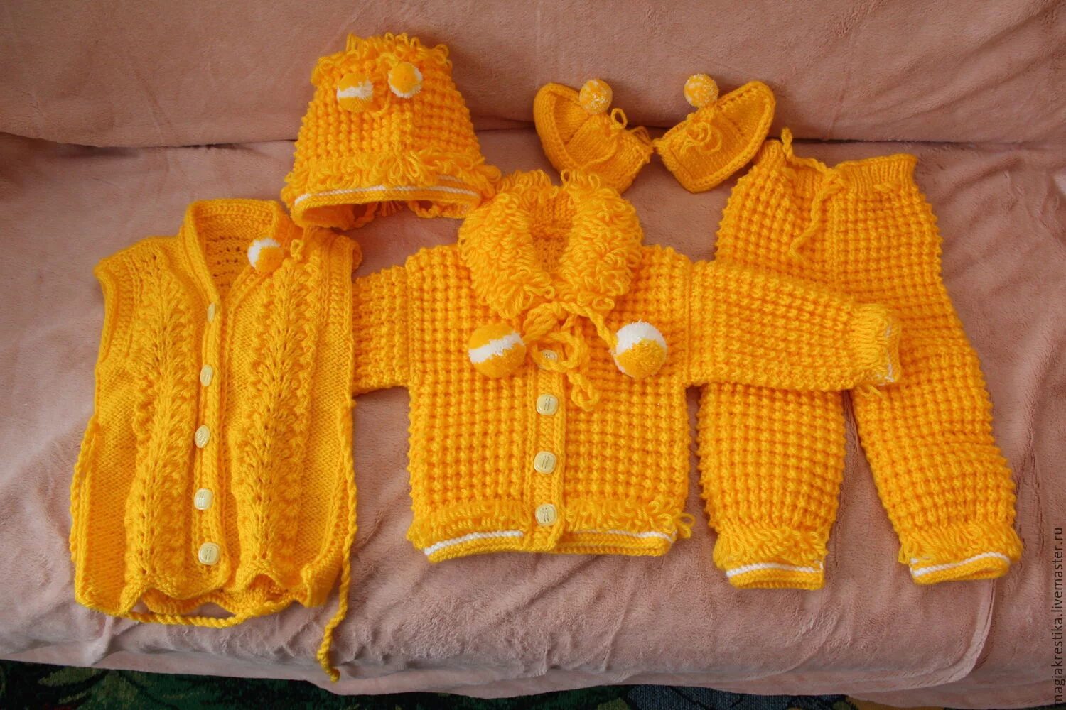 детский вязаный комбинезон для новорожденного. вязаные костюмы для малышей. детский вязаный костюмчик. вязанный детские костюмы. детский вязаный костюмчик.