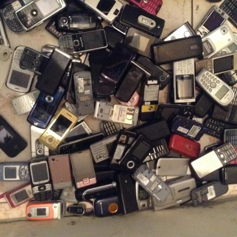 Скупка разбитых телефонов. Много старых телефонов. Много разбитых телефонов. Скупка старых телефонов.