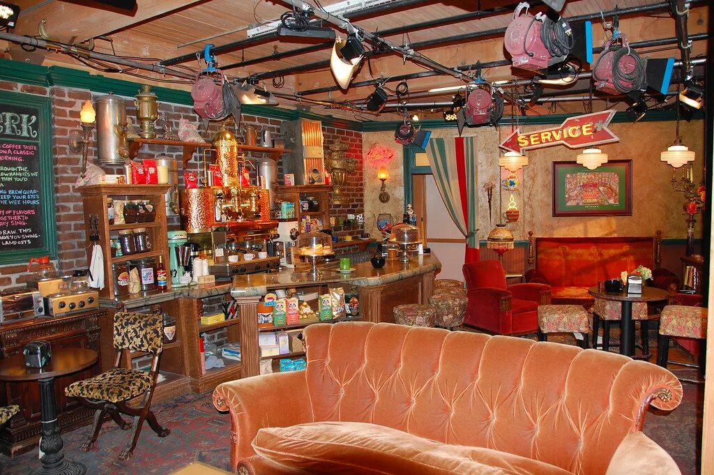 Central Perk кофейня Нью-Йорк. Кафе Central Perk friends. Сколько снимали друзей