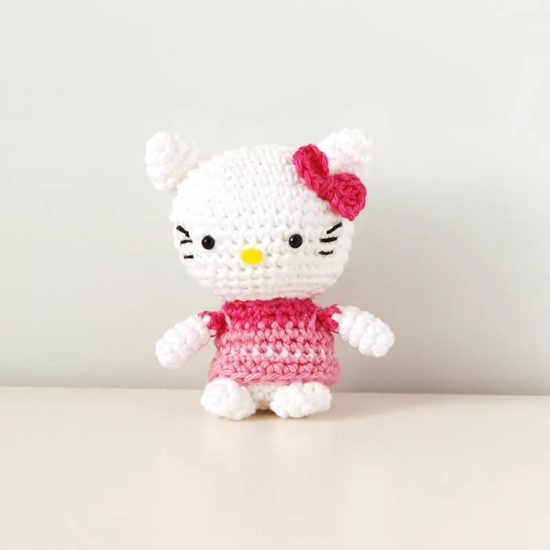 Вязаные игрушки hello kitty. Игрушка хелло китти крючком амигуруми. Хелло китти игрушка крючком. Амигуруми санрио. Связать hello kitty.