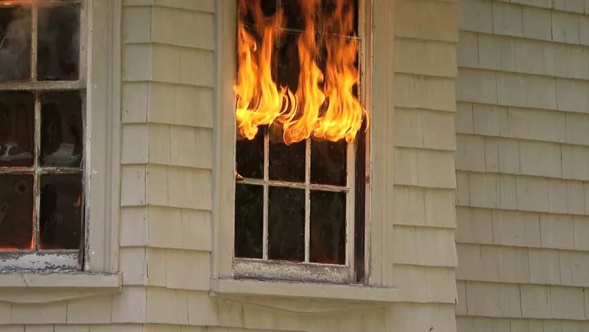 Огонь в окне. Огонь из окна. Горит пластиковое окно. Пожар в окне. Сгоревшее окно