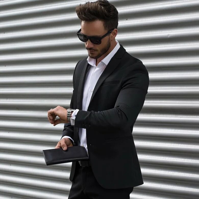 дэвид ганди в пальто. стильный успешный мужчина. дэвид ганди с сумкой. образ богатого мужчины. дэвид ганди одежда.