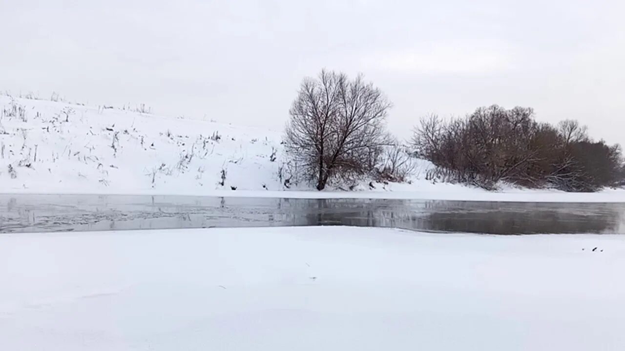 Какой уровень реки оки. Город зима река ока. ока у серпухова зимой. река ока зимой серпухов. уровень воды ока.