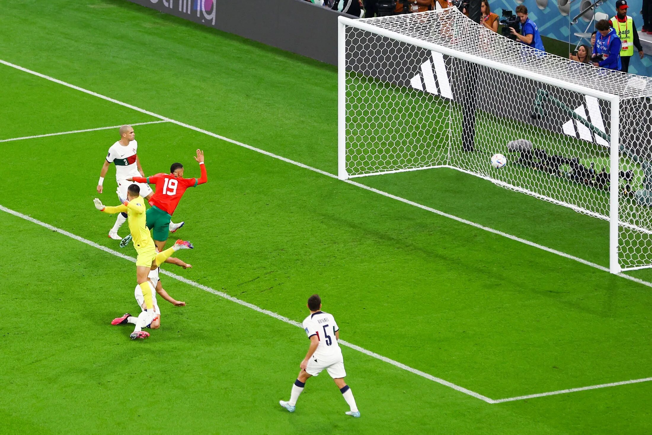 португалия марокко игра рукой. португалия швейцария футбол. сборная португалии по футболу чм 2022. матч португалия 1 4 финала. победа сборной марокко в катаре.