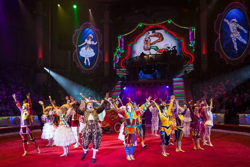 Цирк тюмень арена. Выход артистов в цирке. На арене цирка. Международный цирковой фестиваль. Танцоры в цирке.